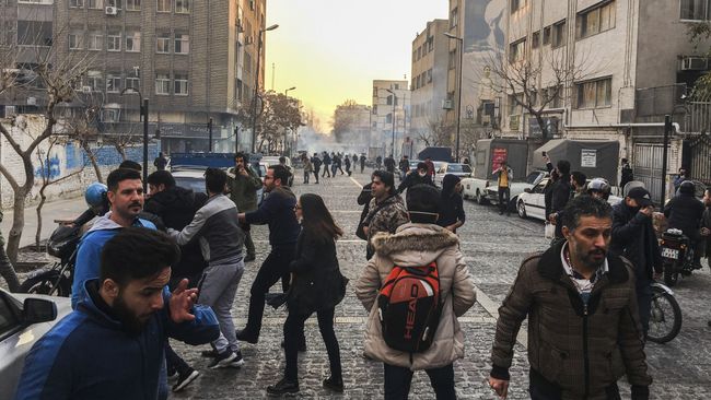 Участники акции протеста в Тегеране, Иран. 30 декабря 2017