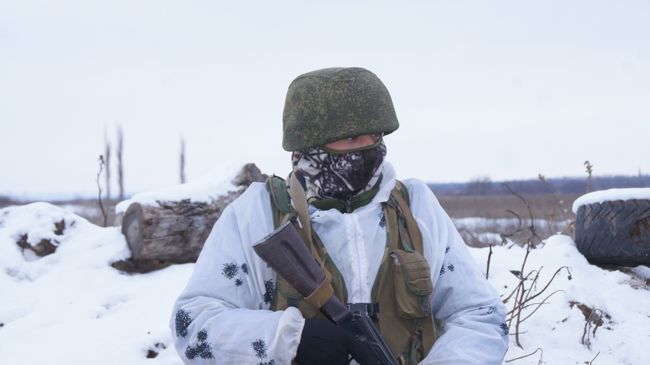 Военнослужащий Народной милиции ЛНР на передовой позиции в Донбассе. Архивное фото Военнослужащий Народной милиции ЛНР на передовой позиции в Донбассе. Архивное фото
