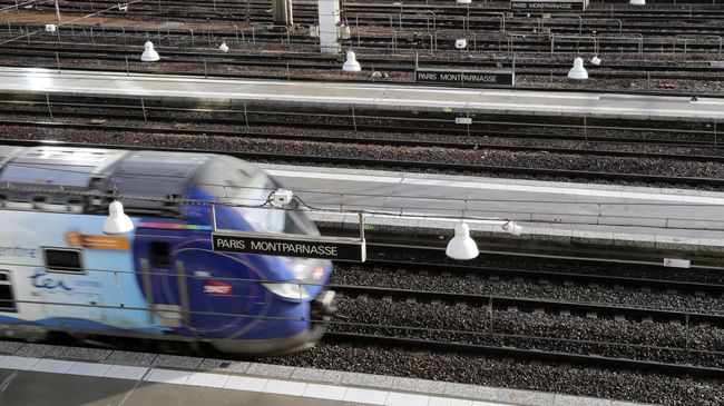 Поезд национальной железнодорожной компании SNCF в Париже. Архивное фото Поезд национальной железнодорожной компании SNCF в Париже. Архивное фото