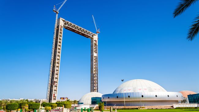 Строительство здания-рамки Dubai Frame в парке Zabeel Park в Дубае, ОАЭ