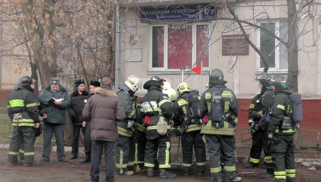 Работа пожарных расчетов на месте возгорания в жилом доме в центре Москвы. 3 января 2017 Работа пожарных расчетов на месте возгорания в жилом доме в центре Москвы. 3 января 2017