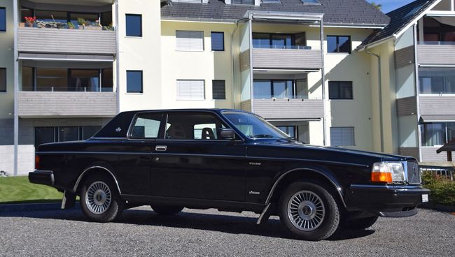 Автомобиль Volvo 262C, принадлежавший британскому музыканту Дэвиду Боуи Автомобиль Volvo 262C, принадлежавший британскому музыканту Дэвиду Боуи