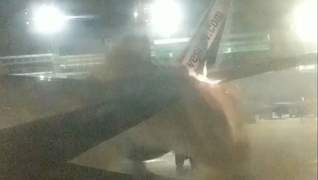 Cтолкновение самолетов в аэропорту Пирсон в Торонто, Канада. 5 января 2017 Cтолкновение самолетов в аэропорту Пирсон в Торонто, Канада. 5 января 2017