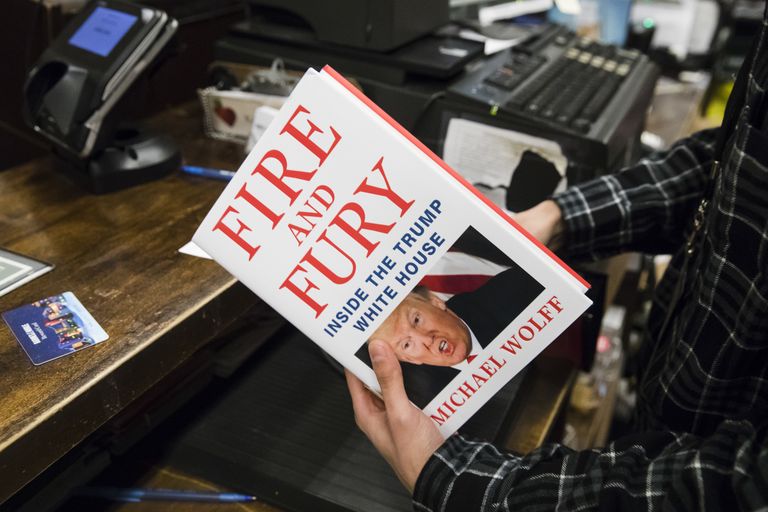 Продавец с книгой Огонь и ярость: внутри Белого дома Трампа в магазине Barnes & Noble в Филадельфии, США. 5 января 2018