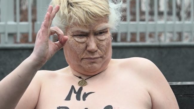 Обнаженная активистка изображала Трампа у посольства США в Киеве