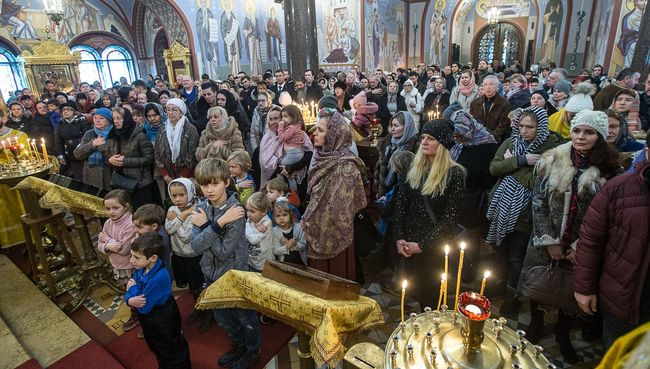 Верующие на воскресной службе в венском Никольском соборе