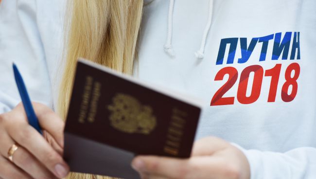 Волонтер пункта сбора подписей в Симферополе по выдвижению Владимира Путина на президентских выборах в 2018 году Волонтер пункта сбора подписей в Симферополе по выдвижению Владимира Путина на президентских выборах в 2018 году