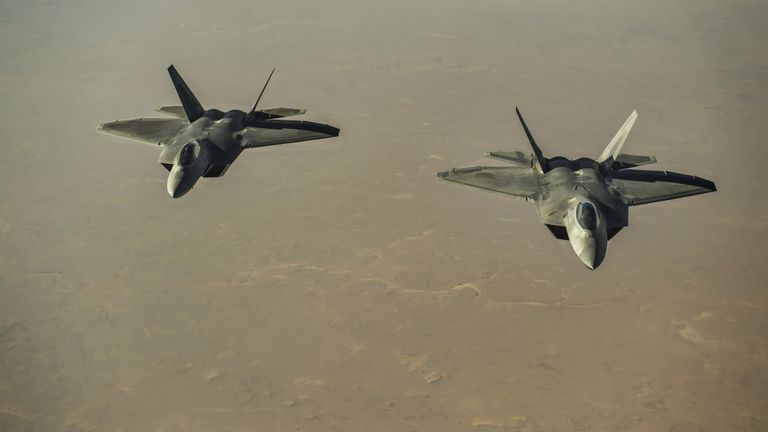 Американские истребители F-22 Raptor над территорией Сирии
