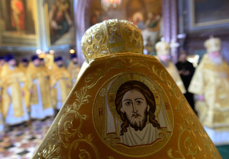 Священнослужители в храме Христа Спасителя в Москве перед Рождественским богослужением Священнослужители в храме Христа Спасителя в Москве перед Рождественским богослужением