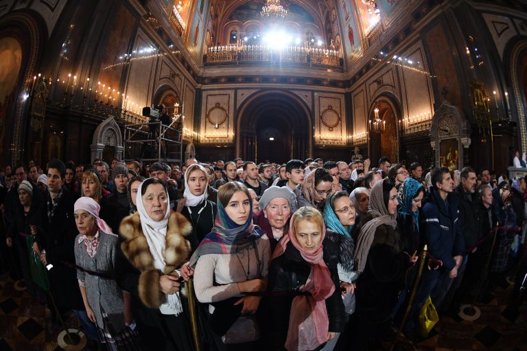 Верующие в храме Христа Спасителя в Москве во время Рождественского богослужения Верующие в храме Христа Спасителя в Москве во время Рождественского богослужения