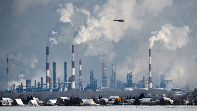 Трубы и вышки сжигания попутного газа Омского нефтеперерабатывающего завода. Трубы и вышки сжигания попутного газа Омского нефтеперерабатывающего завода.