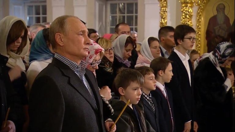 Путин встретил Рождество с прихожанами одного из старейших храмов Петербурга