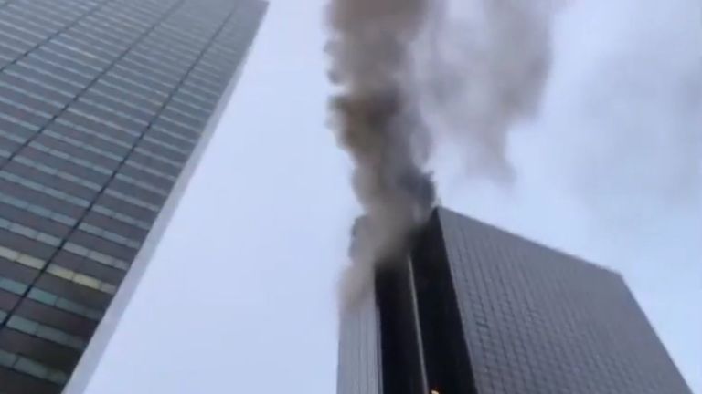 Очевидец снял на видео дым от пожара на крыше Trump Tower в Нью-Йорке