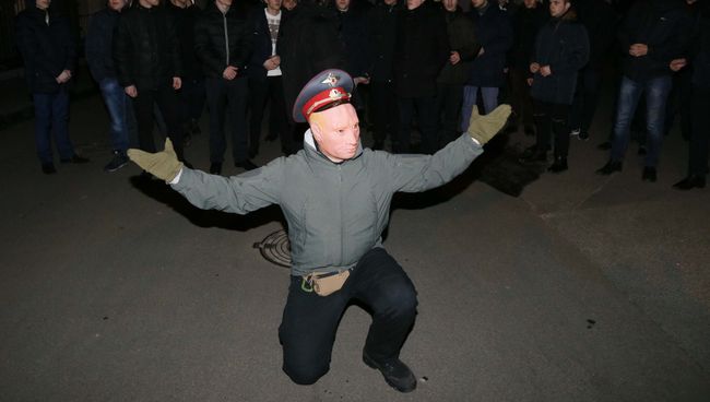 Активист в маске с изображением Владимира Путина во время протеста против священнослужителей Украинской Православной Церкви Московского Патриархата. 8 января 2018 Активист в маске с изображением Владимира Путина во время протеста против священнослужителей Украинской Православной Церкви Московского Патриархата. 8 января 2018