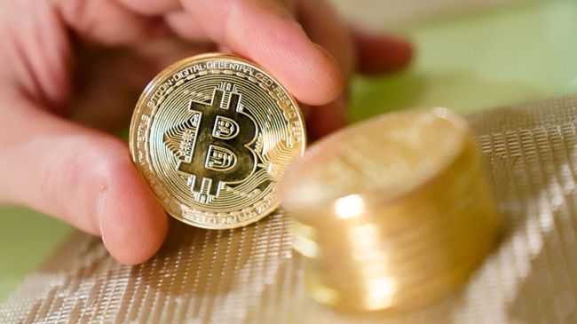 Монеты с логотипами криптовалюты биткоин. архивное фото Монеты с логотипами криптовалюты биткоин. архивное фото