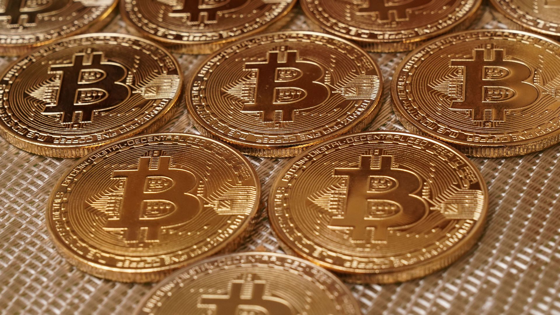 Монеты с логотипами криптовалюты биткоин Монеты с логотипами криптовалюты биткоин - РИА Новости, 1920, 11.10.2025