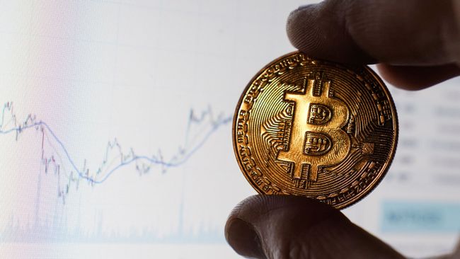Монета с логотипом криптовалюты биткоин