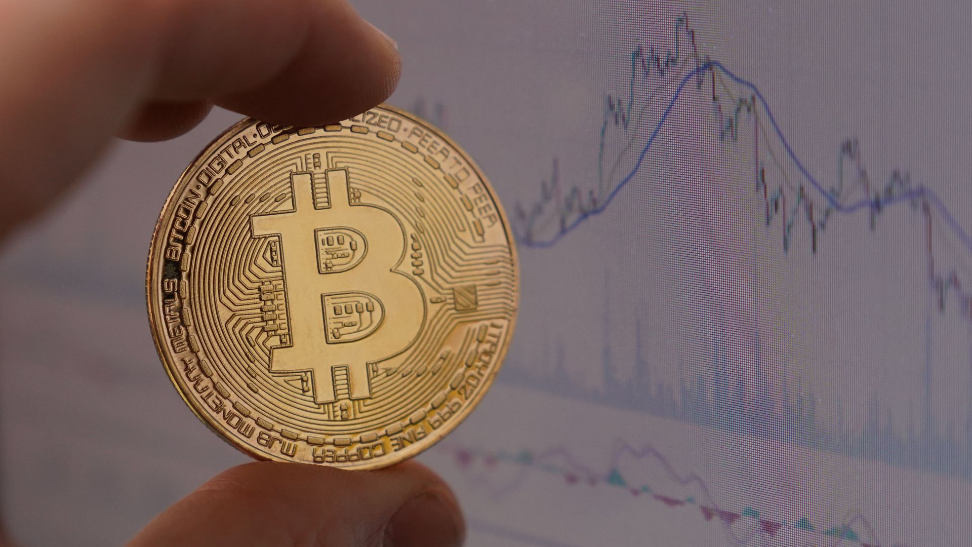 Монета с логотипом криптовалюты биткоин Монета с логотипом криптовалюты биткоин - РИА Новости, 1920, 13.11.2025