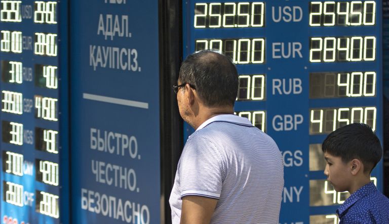 Мужчина у информационного табло обменного пункта валюты в Алма-Ате. 2015 год Мужчина у информационного табло обменного пункта валюты в Алма-Ате. 2015 год