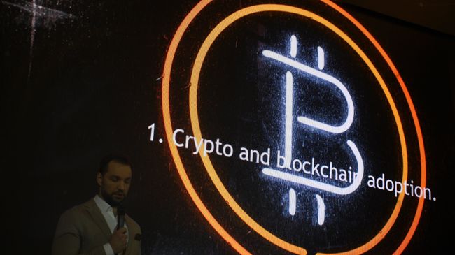 Эмблема криптовалюты биткоин на конференции Russian Blockchain Week 2017 в Москве