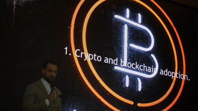 Эмблема криптовалюты биткоин на конференции Russian Blockchain Week 2017 в Москве Эмблема криптовалюты биткоин на конференции Russian Blockchain Week 2017 в Москве