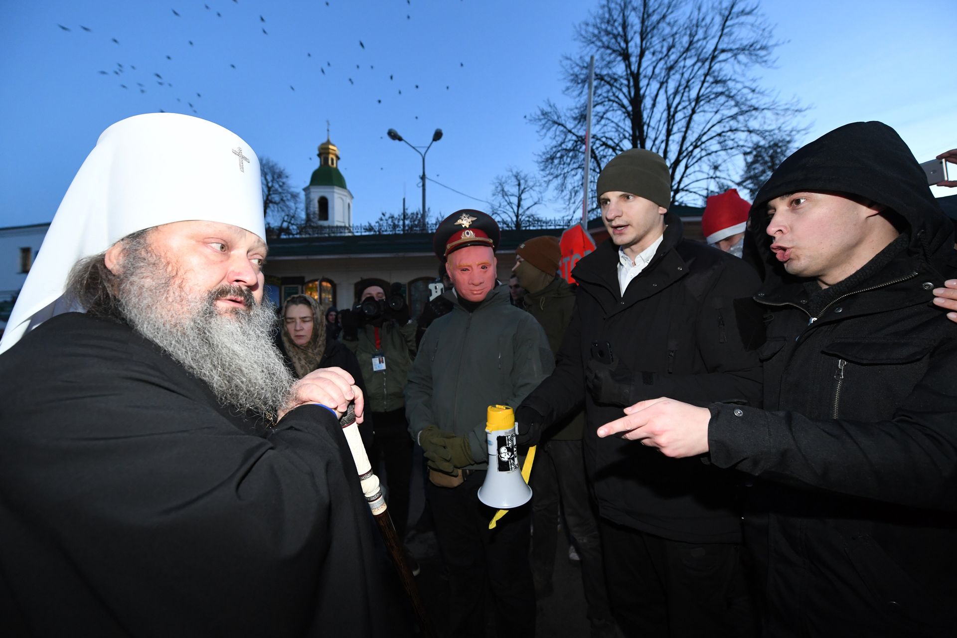 Митрополит Вышгородский и Чернобыльский Павел ведет переговоры с протестующими возле Киево-Печерской лавры. 8 января 2018 Митрополит Вышгородский и Чернобыльский Павел ведет переговоры с протестующими возле Киево-Печерской лавры. 8 января 2018 - РИА Новости, 1920, 07.07.2021