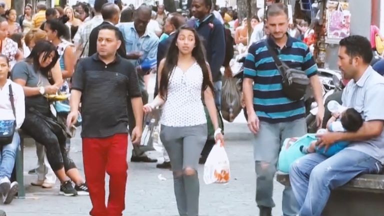 Прохожие на улице в Каракасе Прохожие на улице в Каракасе