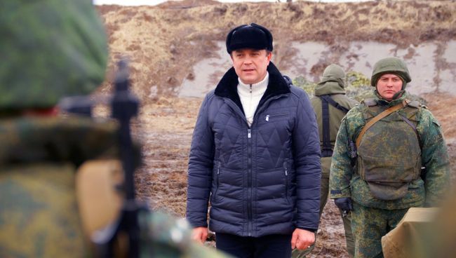 Исполняющий обязанности главы самопровозглашенной Луганской народной республики Леонид Пасечник на вручении наград военнослужащим ЛНР на линии разграничения в Луганской области. архивное фото Исполняющий обязанности главы самопровозглашенной Луганской народной республики Леонид Пасечник на вручении наград военнослужащим ЛНР на линии разграничения в Луганской области. архивное фото