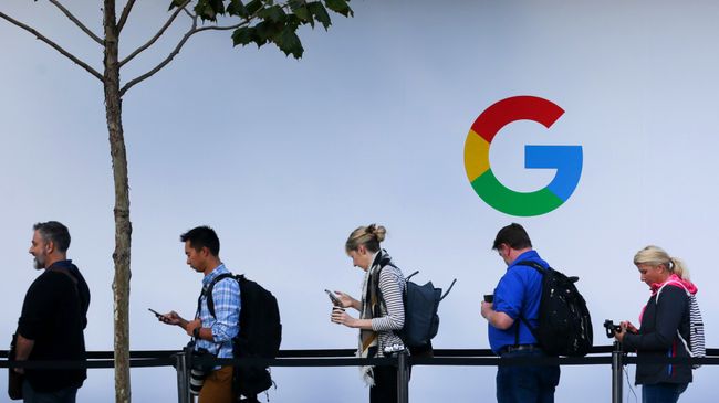 Люди в очереди перед началом презентации продукции компании Google в Сан-Франциско, США. Архивное фото