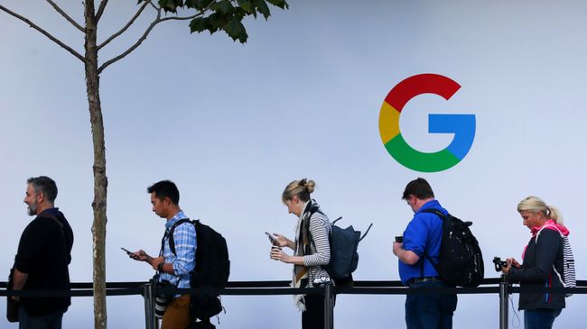 Люди в очереди перед началом презентации продукции компании Google в Сан-Франциско, США Люди в очереди перед началом презентации продукции компании Google в Сан-Франциско, США