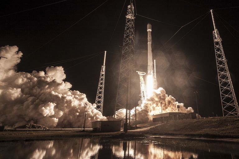 Запуск ракеты Falcon 9 на мысе Канаверал со спутником Zuma в США. 7 января 2018 Запуск ракеты Falcon 9 на мысе Канаверал со спутником Zuma в США. 7 января 2018