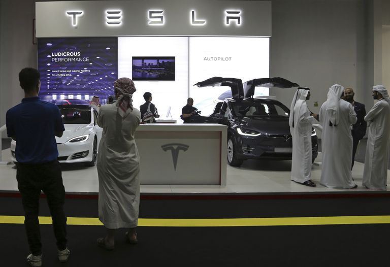 Стенд Tesla на автосалоне в Дубае