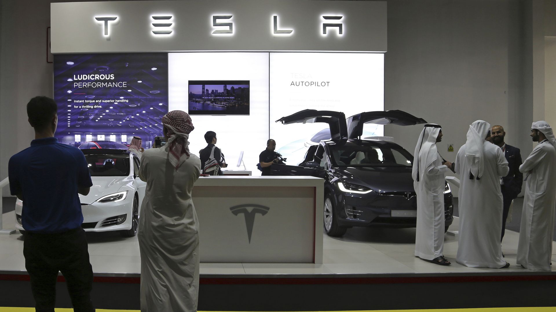 Стенд Tesla на автосалоне в Дубае Стенд Tesla на автосалоне в Дубае - РИА Новости, 1920, 22.12.2021