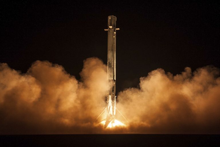 Запуск ракеты Falcon 9 на мысе Канаверал со спутником Zuma в США. 7 января 2018