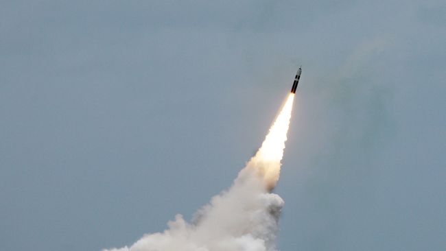 Пуск ракеты подводного базирования Trident II D5. Архивное фото Пуск ракеты подводного базирования Trident II D5. Архивное фото