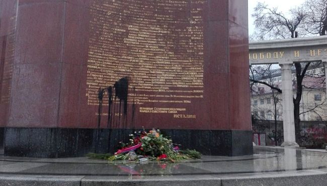 Оскверненный памятник советским воинам в Вене Оскверненный памятник советским воинам в Вене