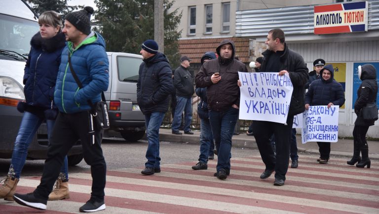 Участники акции протеста на границе между Украиной и Польшей против ужесточения таможенного контроля, запрета на перевозку товаров через границу больше определенной суммы Участники акции протеста на границе между Украиной и Польшей против ужесточения таможенного контроля, запрета на перевозку товаров через границу больше определенной суммы