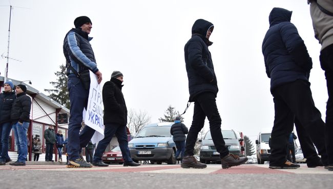 Участники акции протеста на границе между Украиной и Польшей против ужесточения таможенного контроля, запрета на перевозку товаров через границу больше определенной суммы Участники акции протеста на границе между Украиной и Польшей против ужесточения таможенного контроля, запрета на перевозку товаров через границу больше определенной суммы