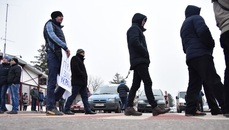 Участники акции протеста на границе между Украиной и Польшей против ужесточения таможенного контроля, запрета на перевозку товаров через границу больше определенной суммы Участники акции протеста на границе между Украиной и Польшей против ужесточения таможенного контроля, запрета на перевозку товаров через границу больше определенной суммы
