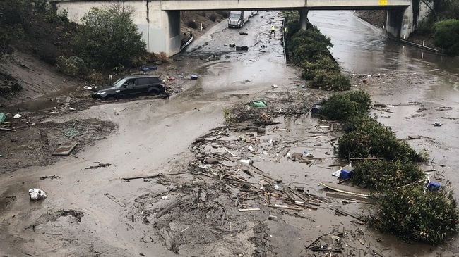 Автомагистраль США 101 затоплена сточной водой из Монтесито-Крик в Монтесито, Калифорния, США. 9 января 2018 Автомагистраль США 101 затоплена сточной водой из Монтесито-Крик в Монтесито, Калифорния, США. 9 января 2018
