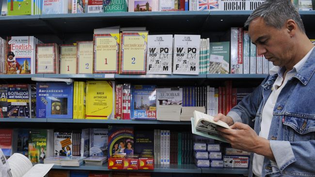 Покупка учебников в книжном магазине. Архивное фото Покупка учебников в книжном магазине. Архивное фото