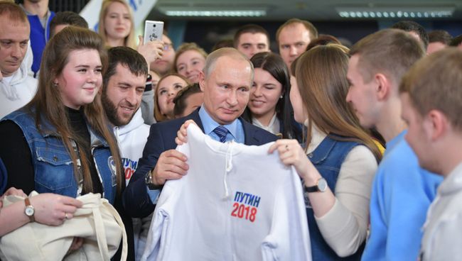 Президент РФ Владимир Путин во время встречи с волонтерами в своем предвыборном штабе в Гостином дворе в Москве. 10 января 2018 Президент РФ Владимир Путин во время встречи с волонтерами в своем предвыборном штабе в Гостином дворе в Москве. 10 января 2018