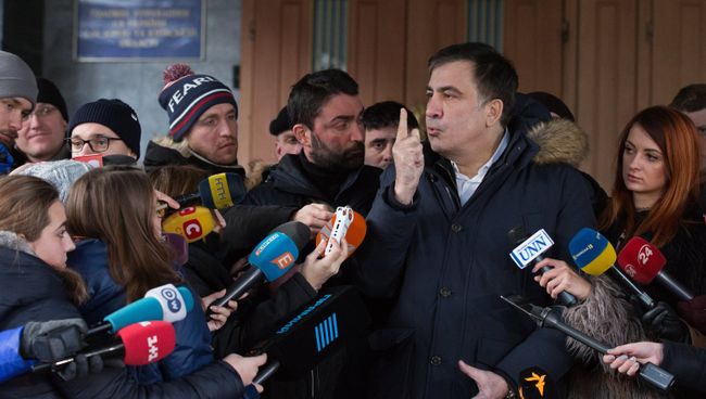Михаил Саакашвили прибыл в офис управления Службы безопасности Украины в Киеве на допрос в рамках уголовного дела о содействии участникам преступных организаций. 10 января 2018 Михаил Саакашвили прибыл в офис управления Службы безопасности Украины в Киеве на допрос в рамках уголовного дела о содействии участникам преступных организаций. 10 января 2018