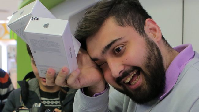 Мужчина во время старта продаж смартфона iPhone X Мужчина во время старта продаж смартфона iPhone X