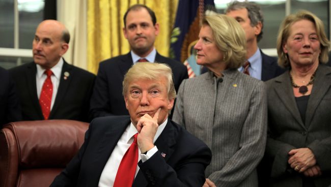 Президент США Дональд Трамп в Овальном кабинете Белого дома в Вашингтоне, США. Архивное фото Президент США Дональд Трамп в Овальном кабинете Белого дома в Вашингтоне, США. Архивное фото