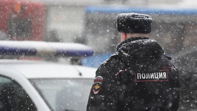 Сотрудник полиции на улице Москвы. Архивное фото Сотрудник полиции на улице Москвы. Архивное фото