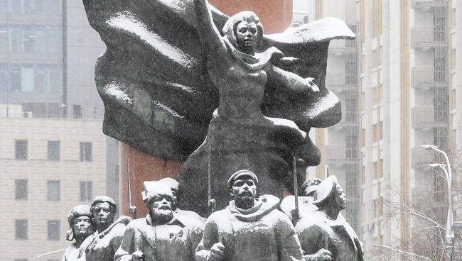 Скульптурная композиция постамента памятника В. И. Ленину на Калужской площади в Москве. Архивное фото Скульптурная композиция постамента памятника В. И. Ленину на Калужской площади в Москве. Архивное фото