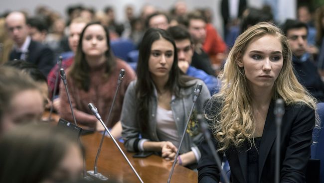 Студенты на лекции. Архивное фото Студенты на лекции. Архивное фото