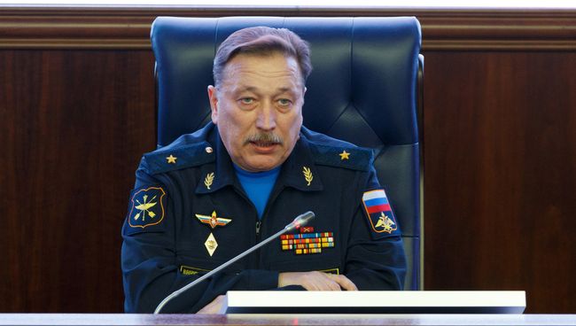 Начальник Управления строительства и развития системы применения БПЛА Генштаба ВС РФ генерал-майор Александр Новиков во время брифинга Минобороны РФ. 11 января 2018 Начальник Управления строительства и развития системы применения БПЛА Генштаба ВС РФ генерал-майор Александр Новиков во время брифинга Минобороны РФ. 11 января 2018