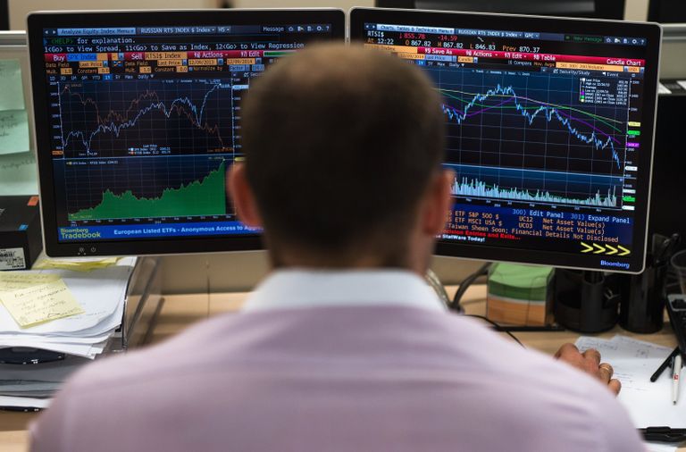 Сотрудник в офисе московской биржи